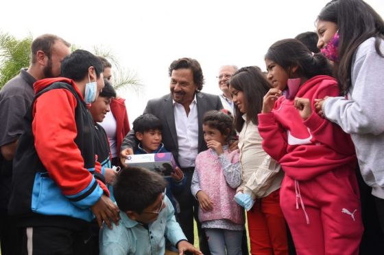 Sáenz entregó tablets a alumnos que visitan Salta por primera vez del paraje Cerro Negro, La Poma