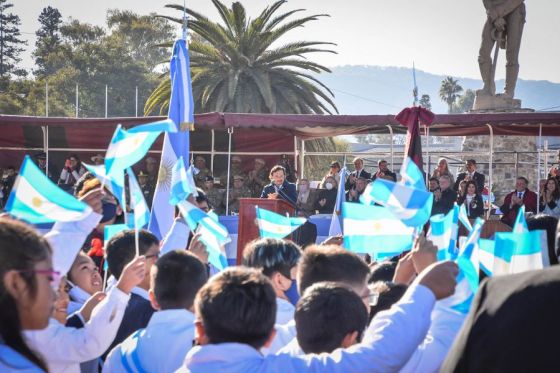 En el Día de la Bandera, Sáenz recordó que la enseña patria es el símbolo de nuestra soberanía y la expresión de nuestra historia