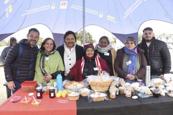 Sáenz acompañó a más de 150 pequeños emprendedores y productores que mostraron “Los productos de nuestra tierra”