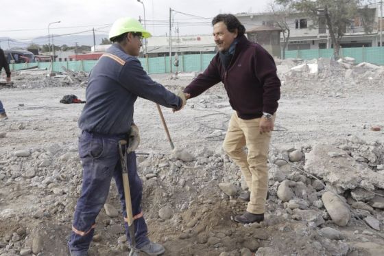 En Güemes, Sáenz supervisó las obras en la nueva terminal y en la escuela Monseñor Tavella