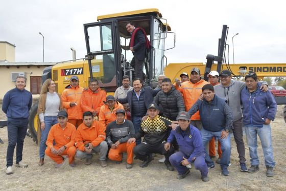 El gobernador Sáenz entregó maquinaria para la red vial comunal rural de Rivadavia y Anta