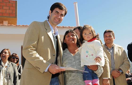 Urtubey entregó viviendas y escrituras en Campo Quijano.