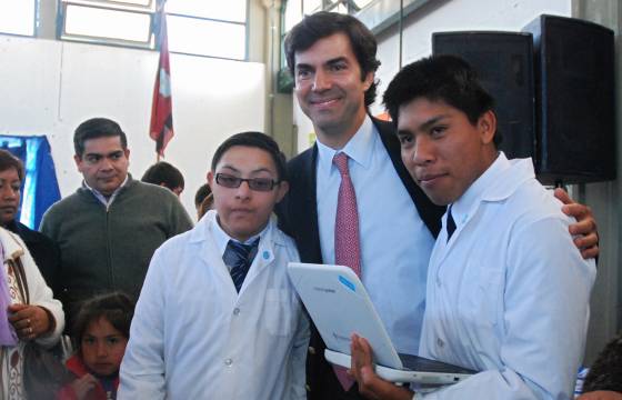 El Gobernador Urtubey entregó 348 netbooks en la escuela Tobar García a alumnos y docentes