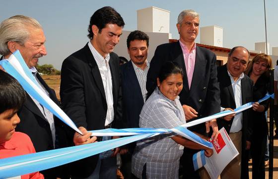 El Gobierno brinda solución habitacional a familias de Apolinario Saravia.