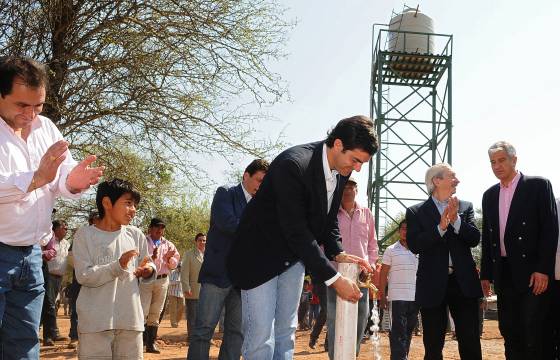 Familias wichi de la comunidad Emanuel tienen servicio de agua potable.