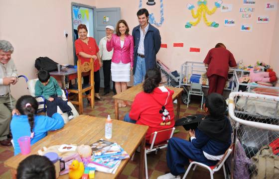 El Gobernador entregó elementos tecnológicos a niños autistas y psicóticos.