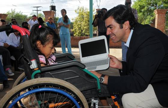 En escuela de Las Lajitas se entregaron 59 netbooks a alumnos con necesidades educativas especiales