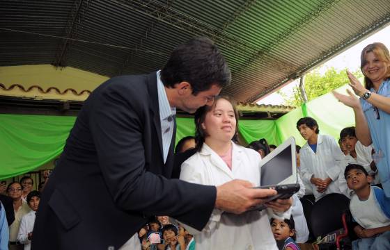 El Gobernador entregó más de 2.200 netbooks en dos escuelas de Tartagal.