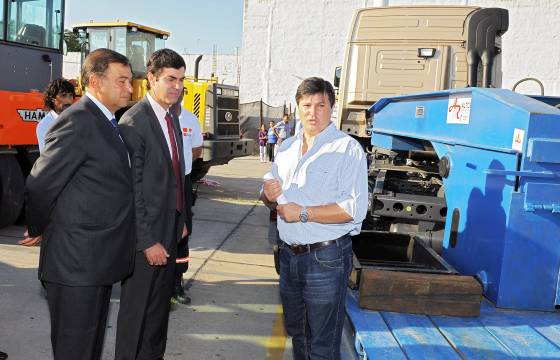 El Gobierno provincial adquirió maquinarias viales para el municipio capitalino.