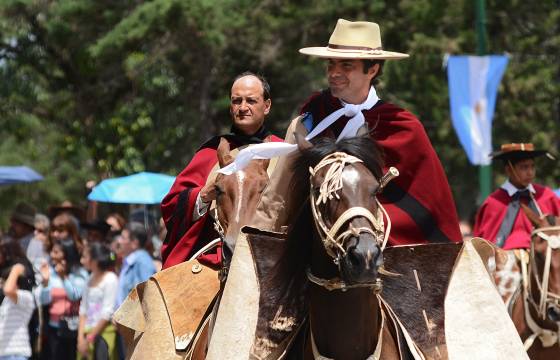 El pueblo argentino rindió tributo a los héroes del 20 de Febrero de 1813.