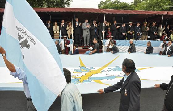 El gobernador Urtubey encabezó el desfile en homenaje a los héroes de Malvinas