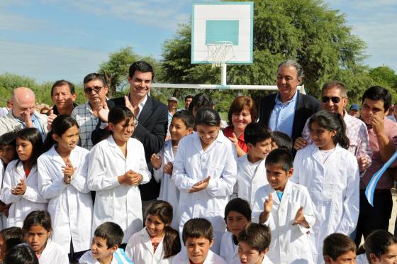 Urtubey inauguró un playón deportivo en Pluma de Pato