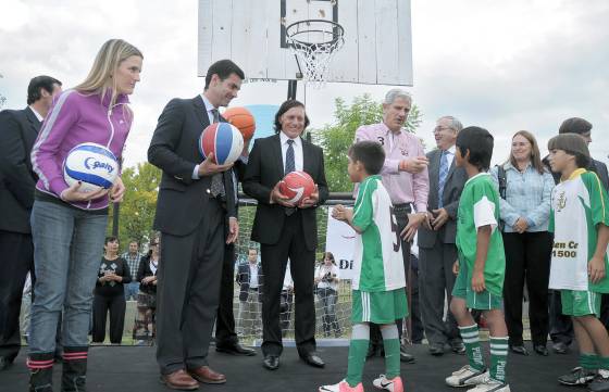 Con la presencia de Guillermo Vilas, el Gobernador inauguró las Escuelas de Formación Deportiva