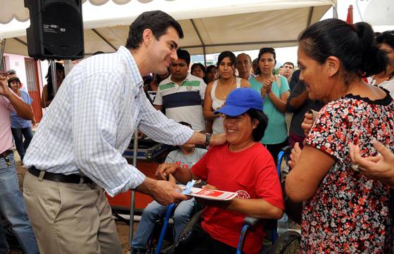 Urtubey entregó viviendas a 38 familias de Aguaray