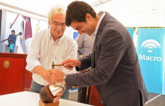 Urtubey junto a pobladores de Cachi cincelaron el cáliz que será enviado al Papa Francisco.