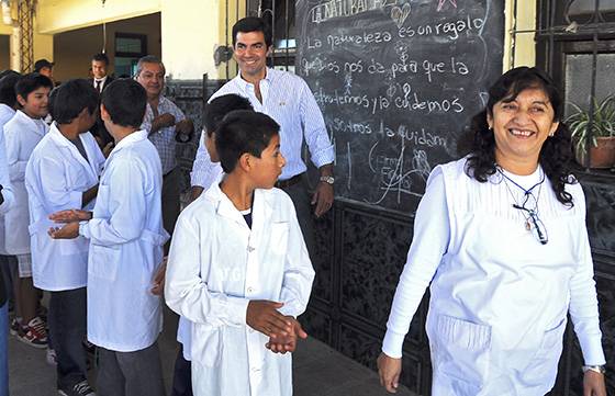 En Cerrillos el Gobernador visitó a alumnos de la escuela N° 4637