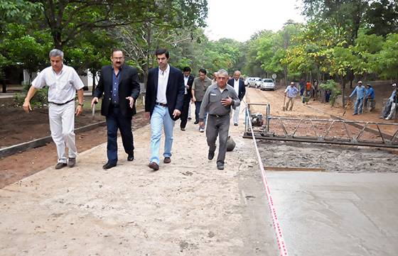 Urtubey visitó las obras en el acceso al paraje Virgen de la Peña y supervisó otros trabajos