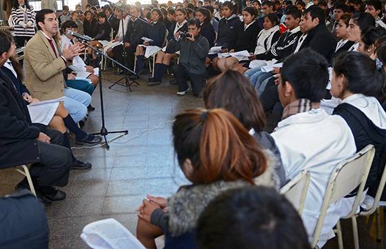 Urtubey compartió con estudiantes del colegio Batalla de Salta reflexiones sobre la democracia.