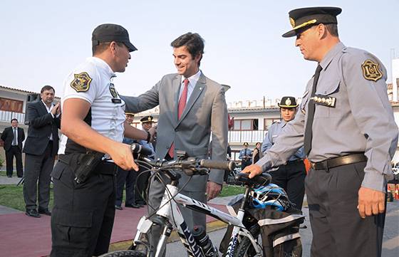 El Gobierno entregó bicicletas, armamento y elementos de seguridad a la Policía