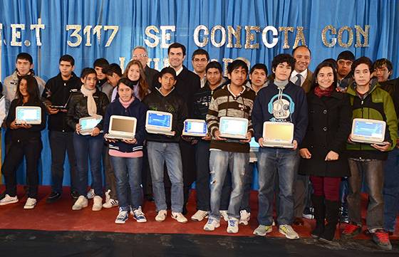 Urtubey entregó netbooks para alumnos de una escuela técnica de Capital