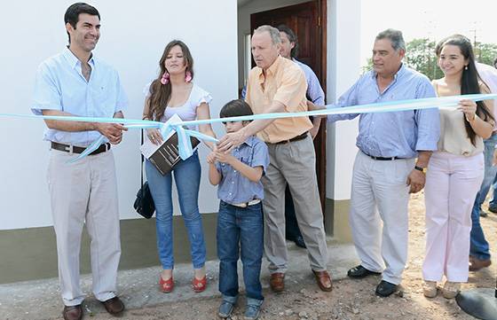 Familias de Las Lajitas agradecieron al gobernador Urtubey porque ya tienen casa propia