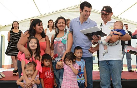 Con las casas que Urtubey entregó en El Huayco, este año 2.400 familias se convirtieron en propietarias