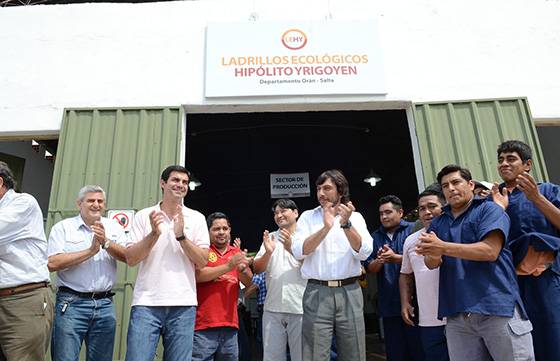 Fue inaugurada en Hipólito Yrigoyen una fábrica social de ladrillos ecológicos