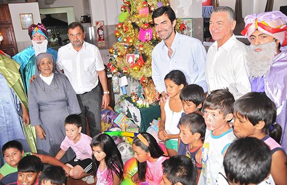 Urtubey visitó el hogar de la hermana Gregoria y con los chicos compartió el Día de Reyes