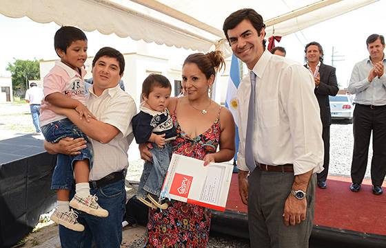 Sesenta familias de barrio Los Castaños son nuevas propietarias en Salta