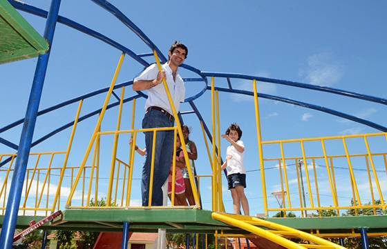 Urtubey inauguró una plaza para niños y recorrió obras en El Tala