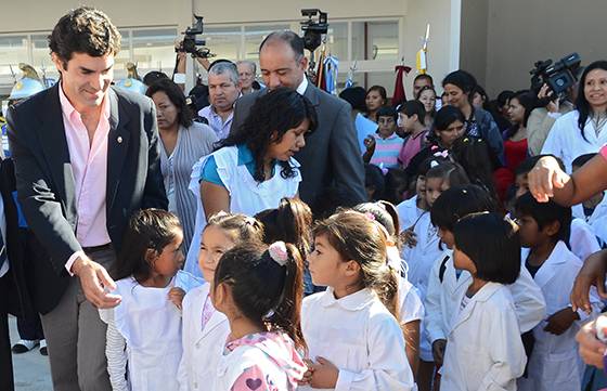 Urtubey abrió el ciclo lectivo para la primaria e inauguró la escuela Papa Francisco de El Bordo