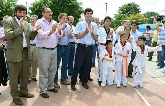 Urtubey inauguró un nuevo playón deportivo en Tartagal