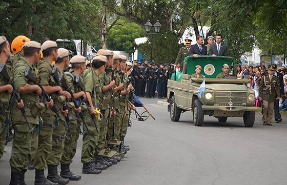 El gobernador Urtubey encabezó el desfile en homenaje a los héroes de Malvinas