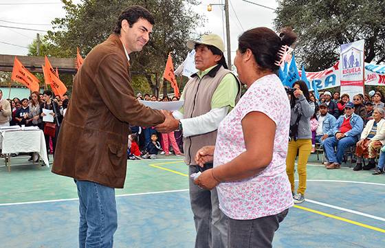 “Con este título se les está reconociendo un derecho que es propio”, dijo Urtubey al entregar escrituras en Orán