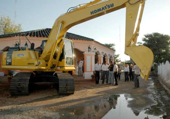 El Gobierno entregó una máquina excavadora al municipio de Pichanal 