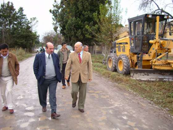 Vialidad de la Provincia pavimenta El Camino a Las Blancas en Cerrillos