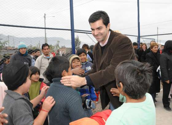 El Gobierno inauguró una obra deportiva y entregó escrituras en Capital