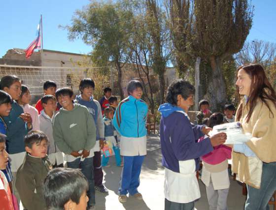 La esposa del Gobernador visitó a alumnos de Las Cortaderas