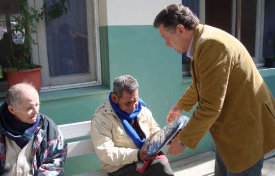 El ministro Mastrandrea visitó hogar de ancianos en Orán  