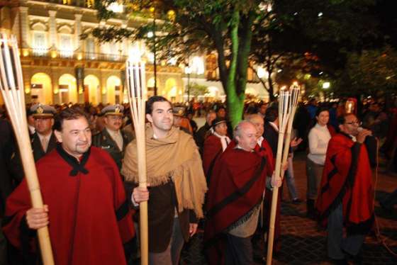 Autoridades y pueblo de Salta recordaron la noche trágica del General Güemes