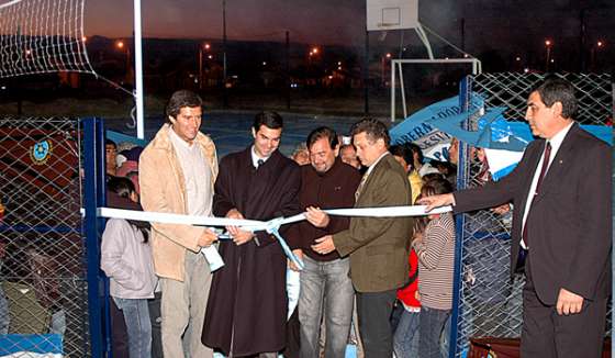 Urtubey inauguró un playón deportivo en barrio Los Lapachos