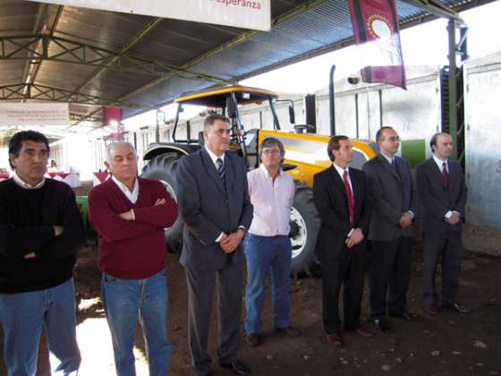 Entregaron un tractor de última generación a pequeños productores tabacaleros