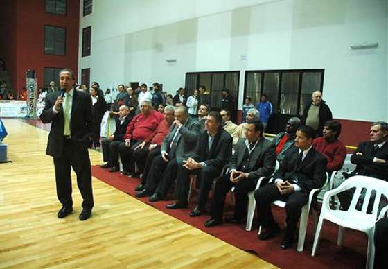 El campeonato de básquet también se juega en Orán