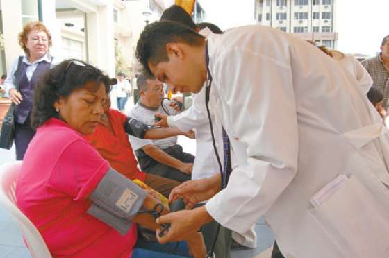 Se incorporó a más de 100 profesionales en hospitales y centros de salud