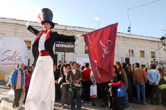 Turistas y salteños disfrutaron de una tarde de folclore en la Balcarce 