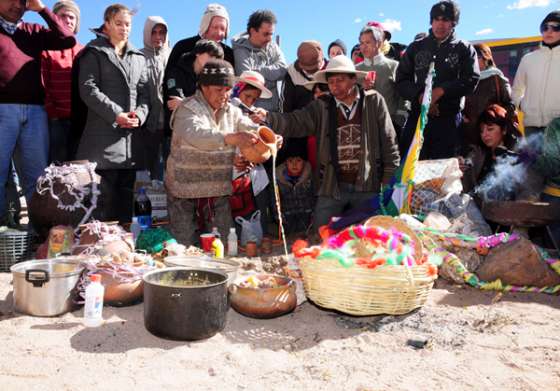 Cientos de salteños y turistas honraron a la Pachamama en San Antonio de los Cobres