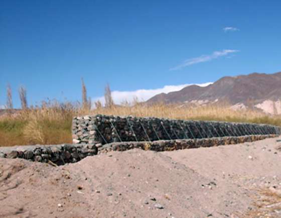 Se ejecutan defensas y encauzamientos en el río Angastaco 