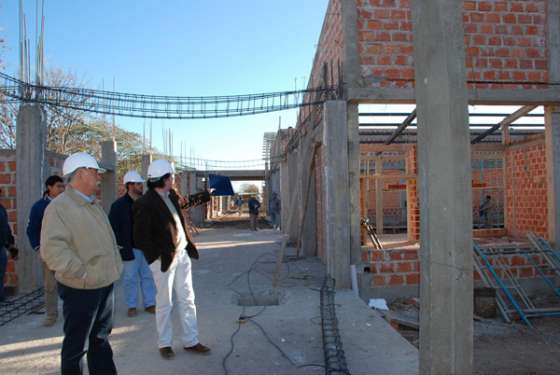 Van Cauwlaert recorrió obras en escuelas de Mosconi, Embarcación y Orán