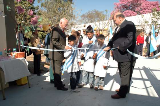 Educación inauguró una escuela y dos salas informáticas en el Norte