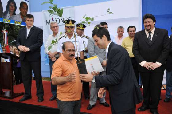 Urtubey participó en la inauguración de una comisaría y en la entrega de viviendas en Iguazú